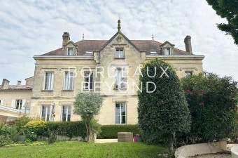 Cette majestueuse demeure de maître prend ses origines à la fin XIXème et bénéfice d'un emplacement au calme au coeur d'un petit village, une orientation plein sud et une vue surplombant la Dordogne.