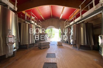 Propriété viticole à seulement 35 minutes de Bordeaux. Le vignoble se compose de 8.10 hectares de vigne en AOC Lalande-de-pomerol et 2.3 hectares en AOC Montagne-Saint-Emilion.
